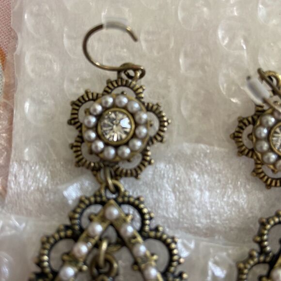 Chloe + Isabel
Pearl + Crystal Floral Filigree Post Earrings NWT - Picture 6 of 7